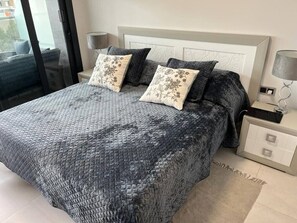 2 bedrooms, iron/ironing board, free WiFi, bed sheets - Apartment 'Sunset Waves' with Sea View, Wi-Fi and Air Conditioning (Benidorm)