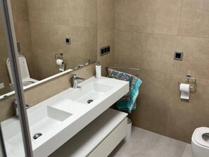 Shower, hair dryer, towels - Apartment 'Sunset Waves' with Sea View, Wi-Fi and Air Conditioning (Benidorm)