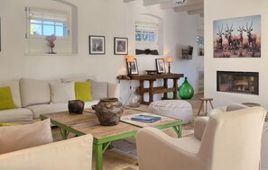 Een televisie, een open haard, een dvd-speler en een stereo