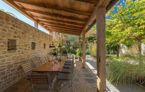 تناول الطعام بالخارج