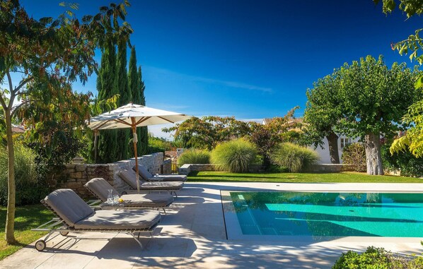 حمّام سباحة مُدفَّأ