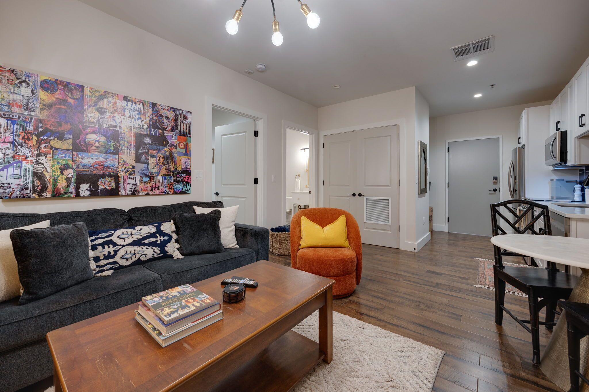 Télévision, chaîne hi-fi, espaces bureaux