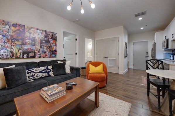 Fernseher, Stereoanlage, Arbeitsbereiche