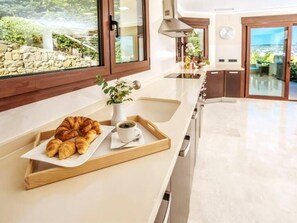 Køleskab, mikrobølgeovn, ovn, kogeplade