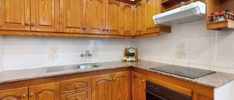 Frigorífico, microondas, horno y placa de cocina