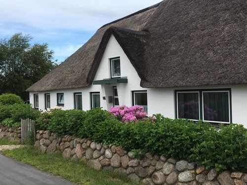 "Haus Relaxzone und Ferienjuwel „Reetjuwel Eiderstedt“- Reetloft
