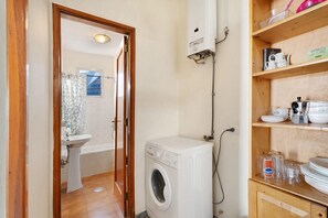 Regadera, secadora de cabello, toallas 