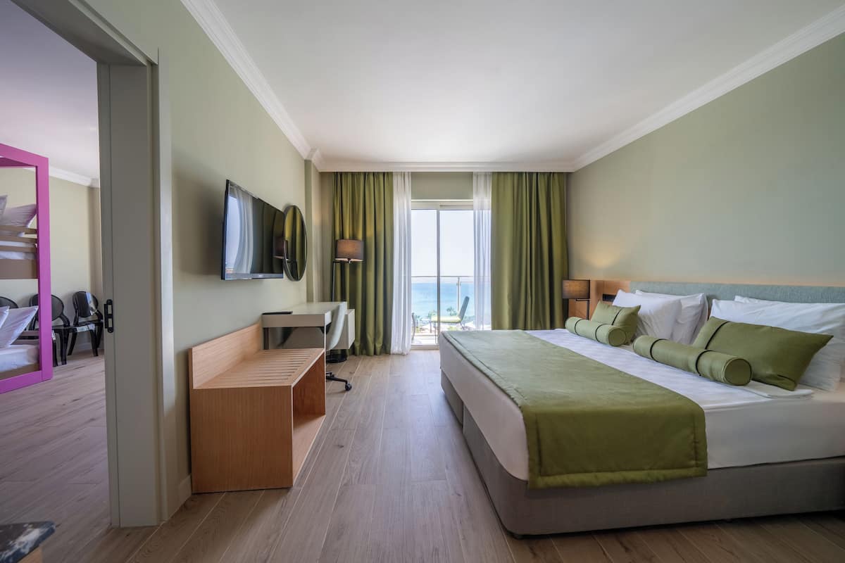 Une chambre d’hôtel équipée d’un lit, d’un bureau, d’une chaise et d’un téléviseur.