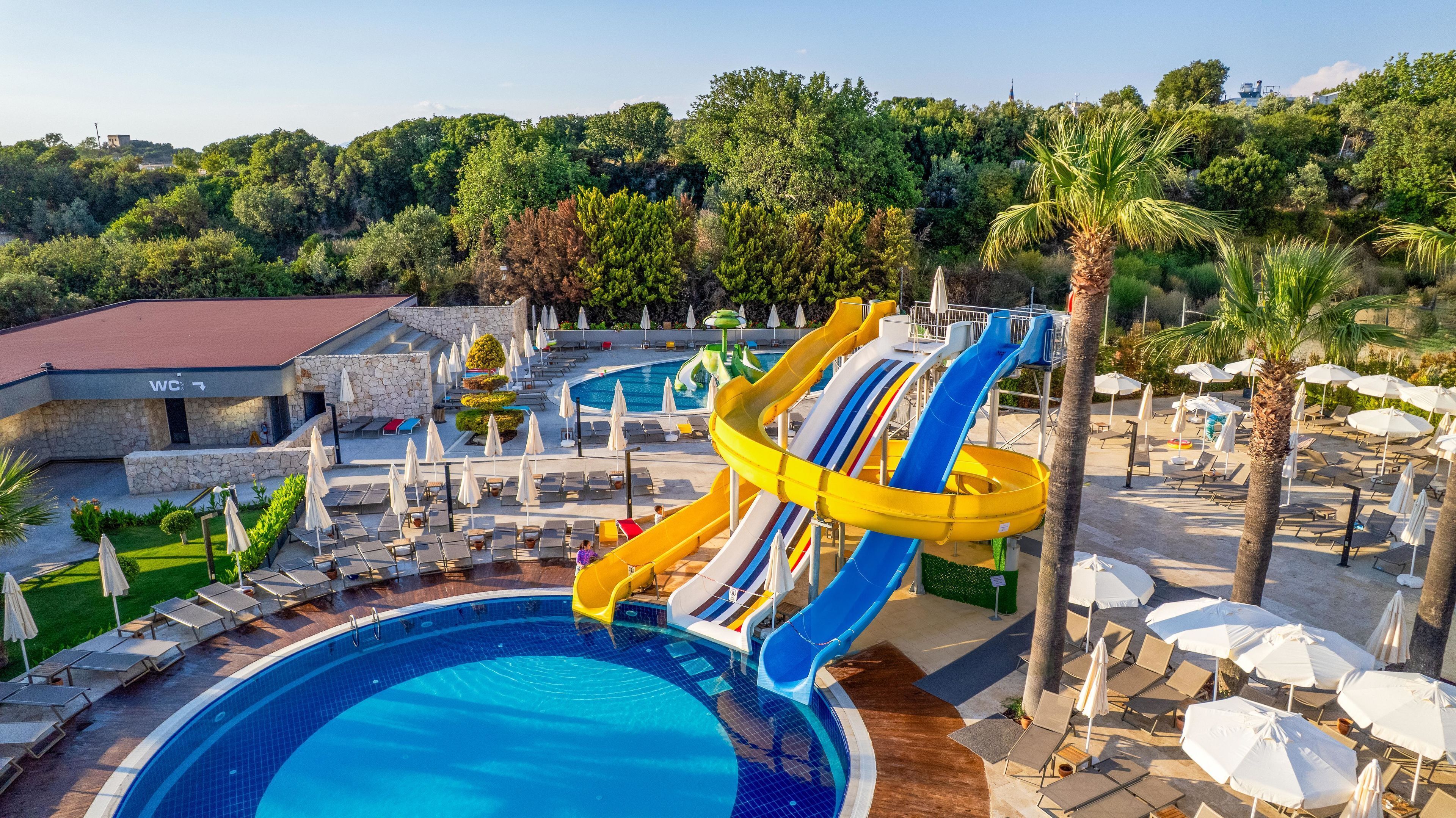 Piscine couverte, piscine extérieure (ouverte en saison)