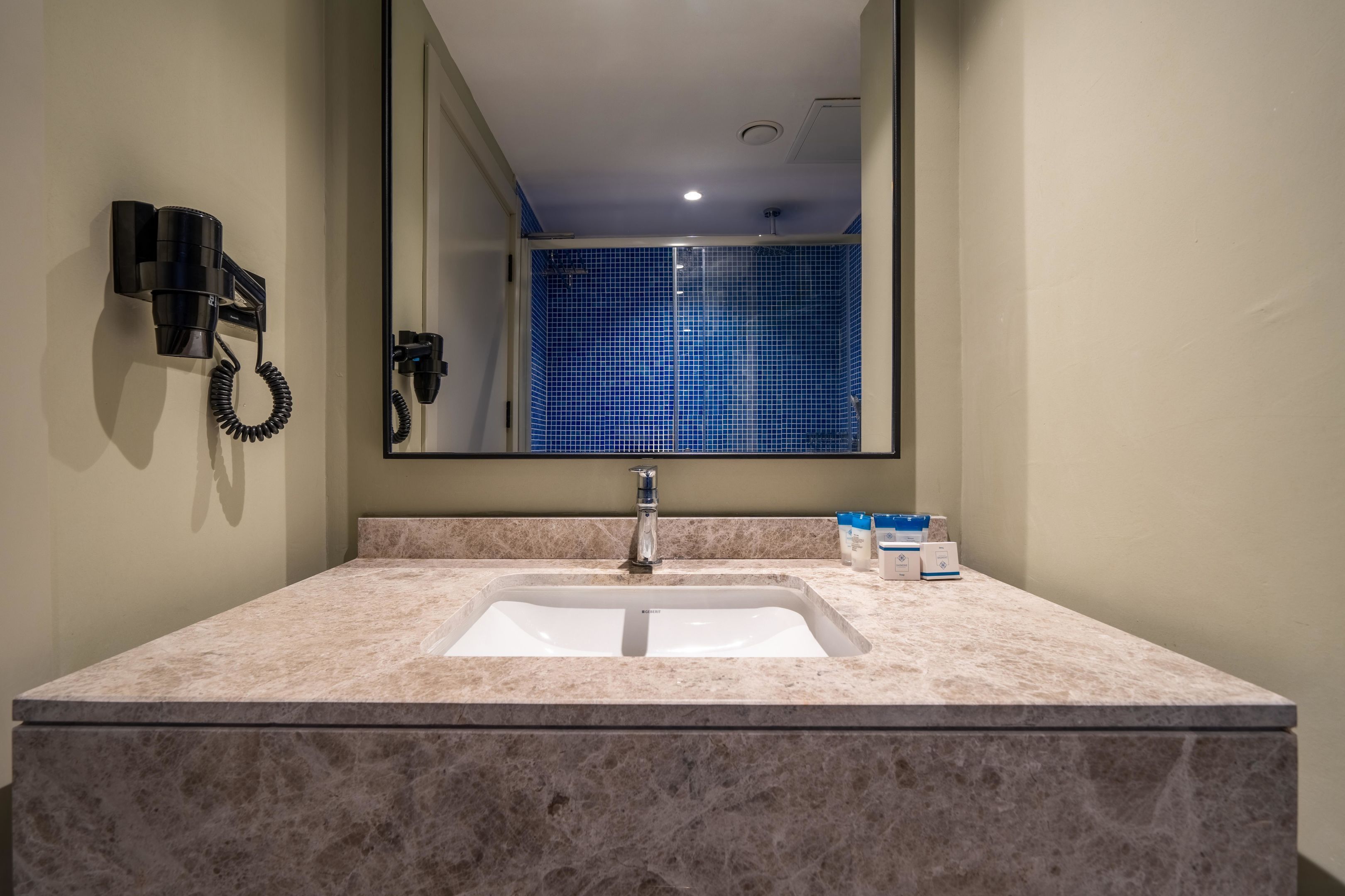 Douche à « effet pluie », articles de toilette gratuits, sèche-cheveux