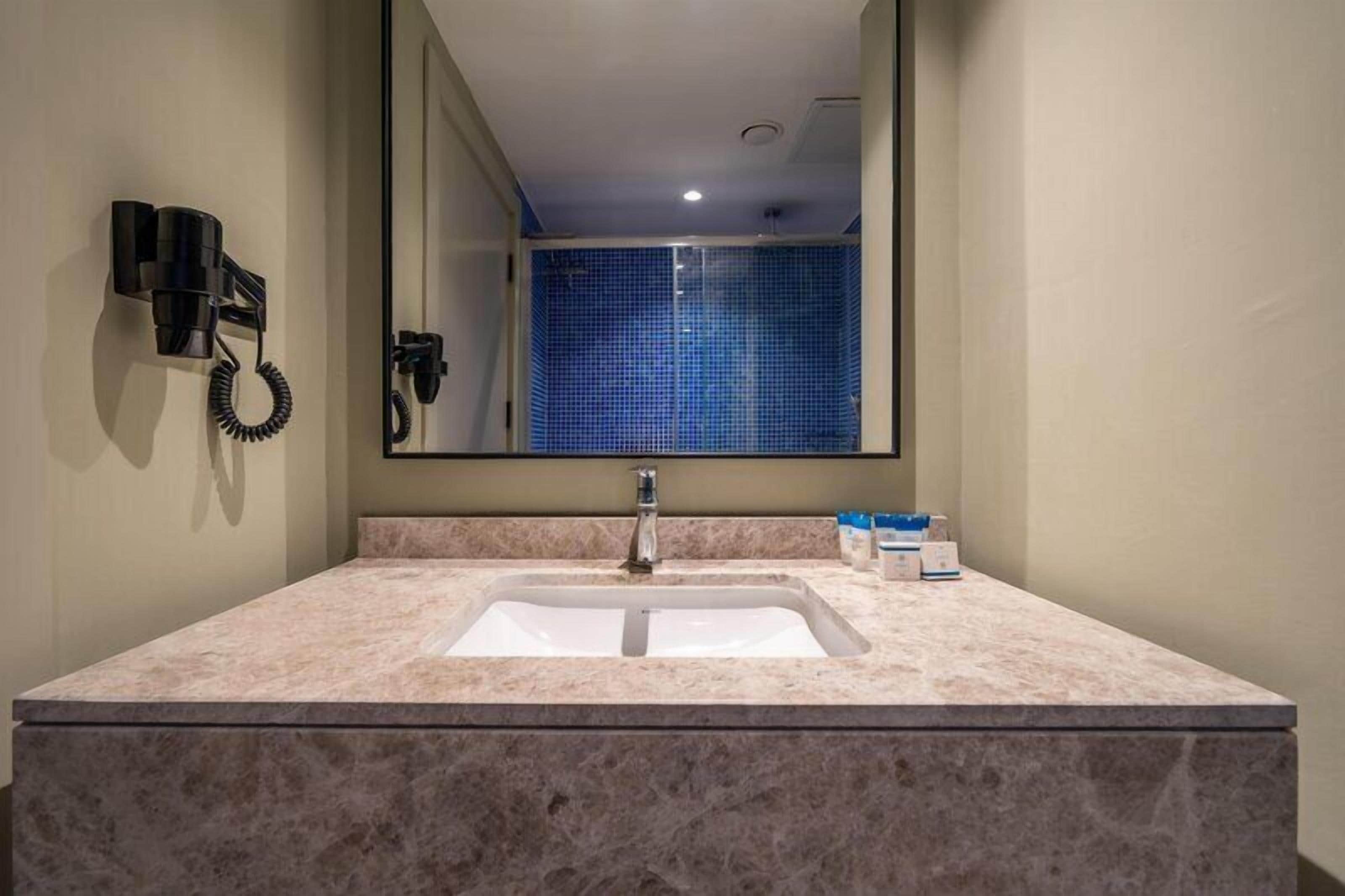 Rainfall showerhead, free toiletries, hair dryer, bathrobes