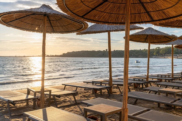 A beach with thatched umbrellas and sun loungers. - Agaya Didim Resort Hotel -Ultra All Inclusive (Didim)