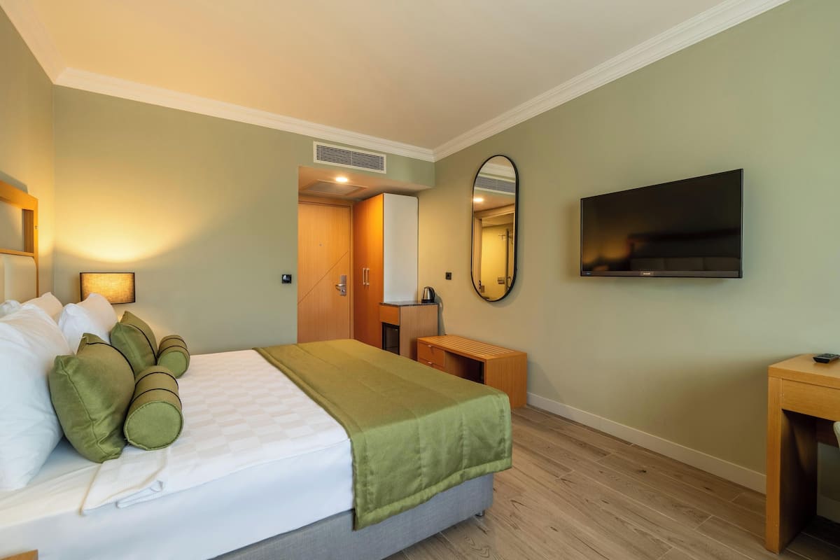 Premium bedding, Select Comfort beds, free minibar, in-room safe