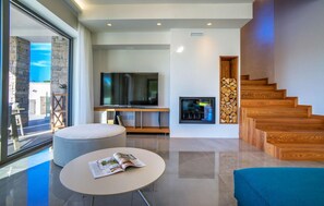 Televisión, chimenea y estéreo 