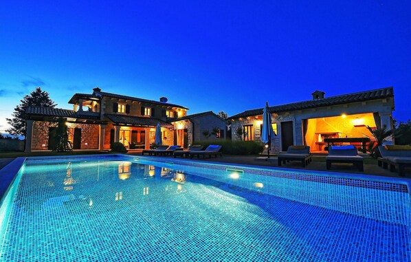 Et oppvarmet basseng