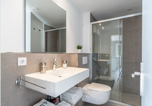 Shower, hair dryer, towels - Apartment 'Apartamento Ponent 3' with Private Terrace, Wi-Fi and Air Conditioning (Cala Ratjada)