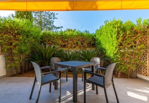 Outdoor dining - Apartment 'Apartamento Ponent 4' with Private Terrace, Wi-Fi and Air Conditioning (Cala Ratjada)