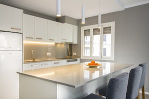 Kühlschrank, Mikrowelle, Ofen, Herdplatte