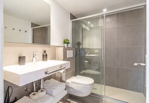 Een douche, een haardroger, handdoeken