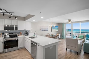 Fridge, microwave, oven, stovetop - Walk out to Beach and Pool - Renovated - Spectacular Gulf views (Destin)