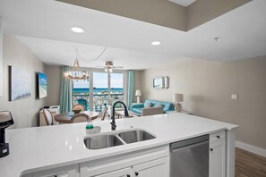 Interior - Walk out to Beach and Pool - Renovated - Spectacular Gulf views (Destin)