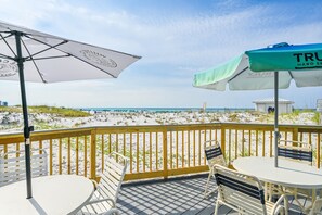 Outdoor dining - Walk out to Beach and Pool - Renovated - Spectacular Gulf views (Destin)