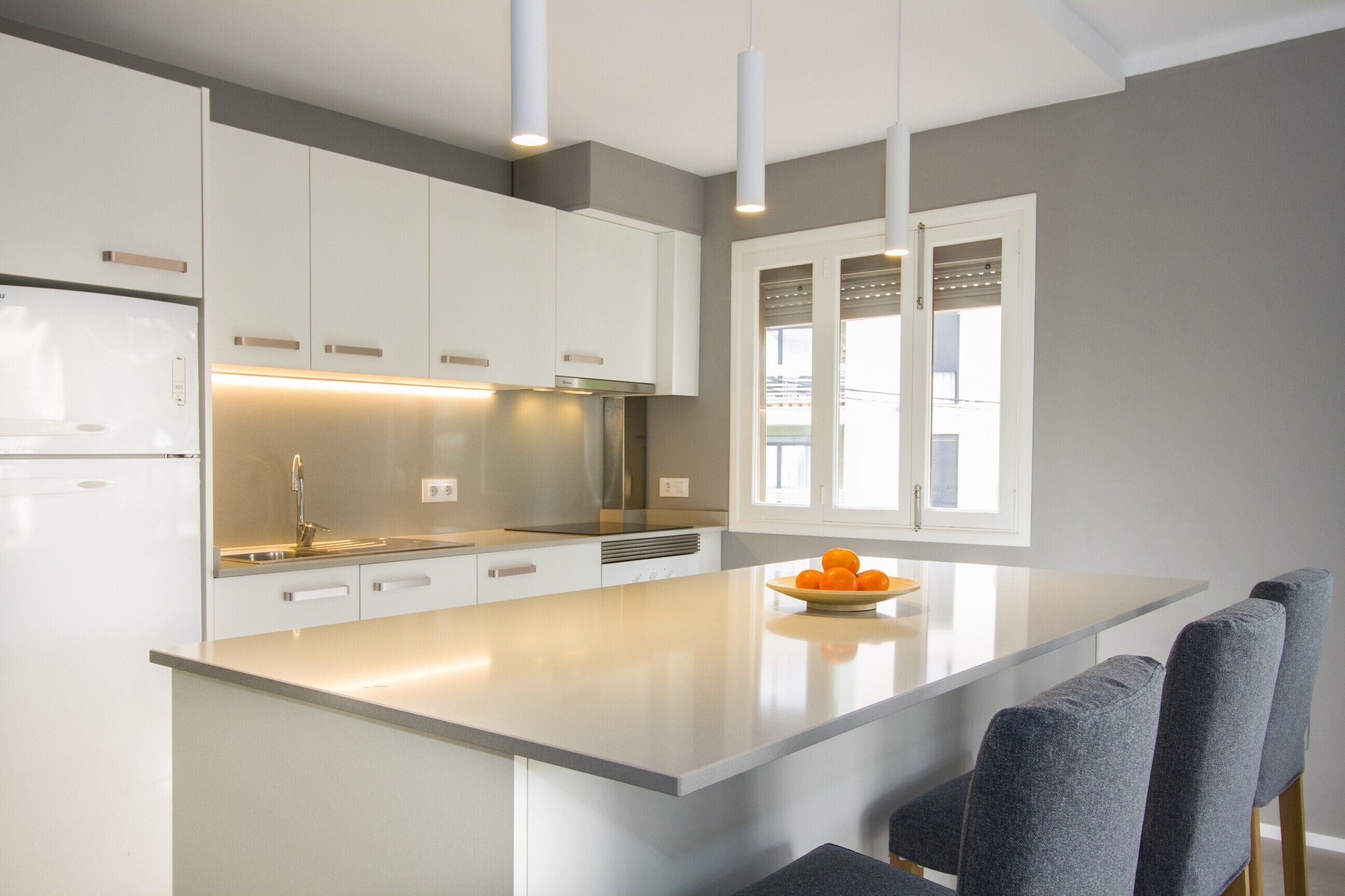 Réfrigérateur, four à micro-ondes, un four, surface de cuisson