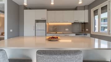 Een koelkast, een magnetron, een oven, een kookplaat