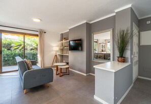 TV - Apartment 'Apartamento Ponent 7' with Private Terrace, Wi-Fi and Air Conditioning (Cala Ratjada)