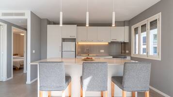 Frigorífico, microondas, horno y placa de cocina