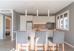 Fridge, microwave, oven, stovetop - Apartment 'Apartamento Ponent 7' with Private Terrace, Wi-Fi and Air Conditioning (Cala Ratjada)