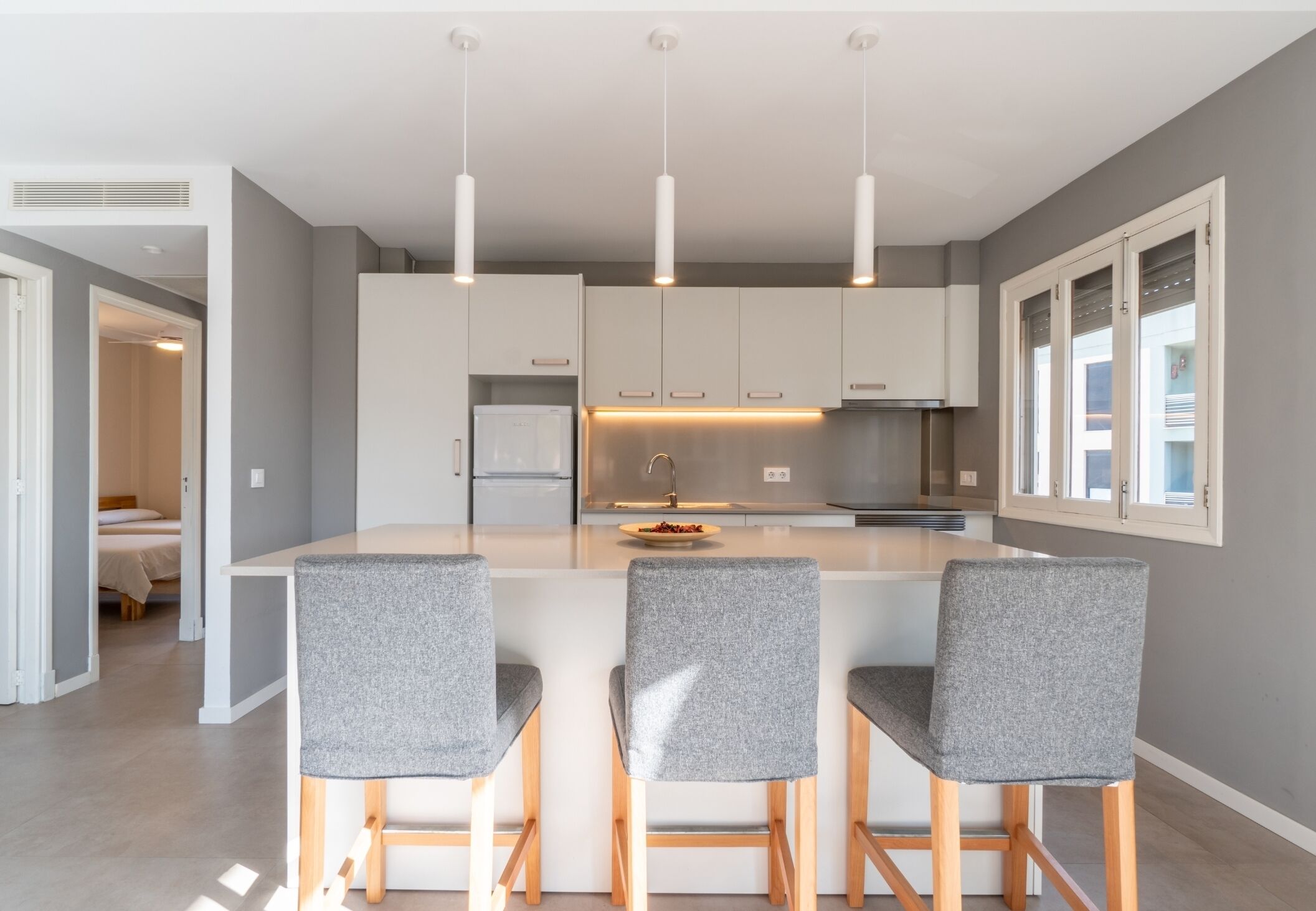 Kjøleskap, mikrobølgeovn, ovn og kokeplater