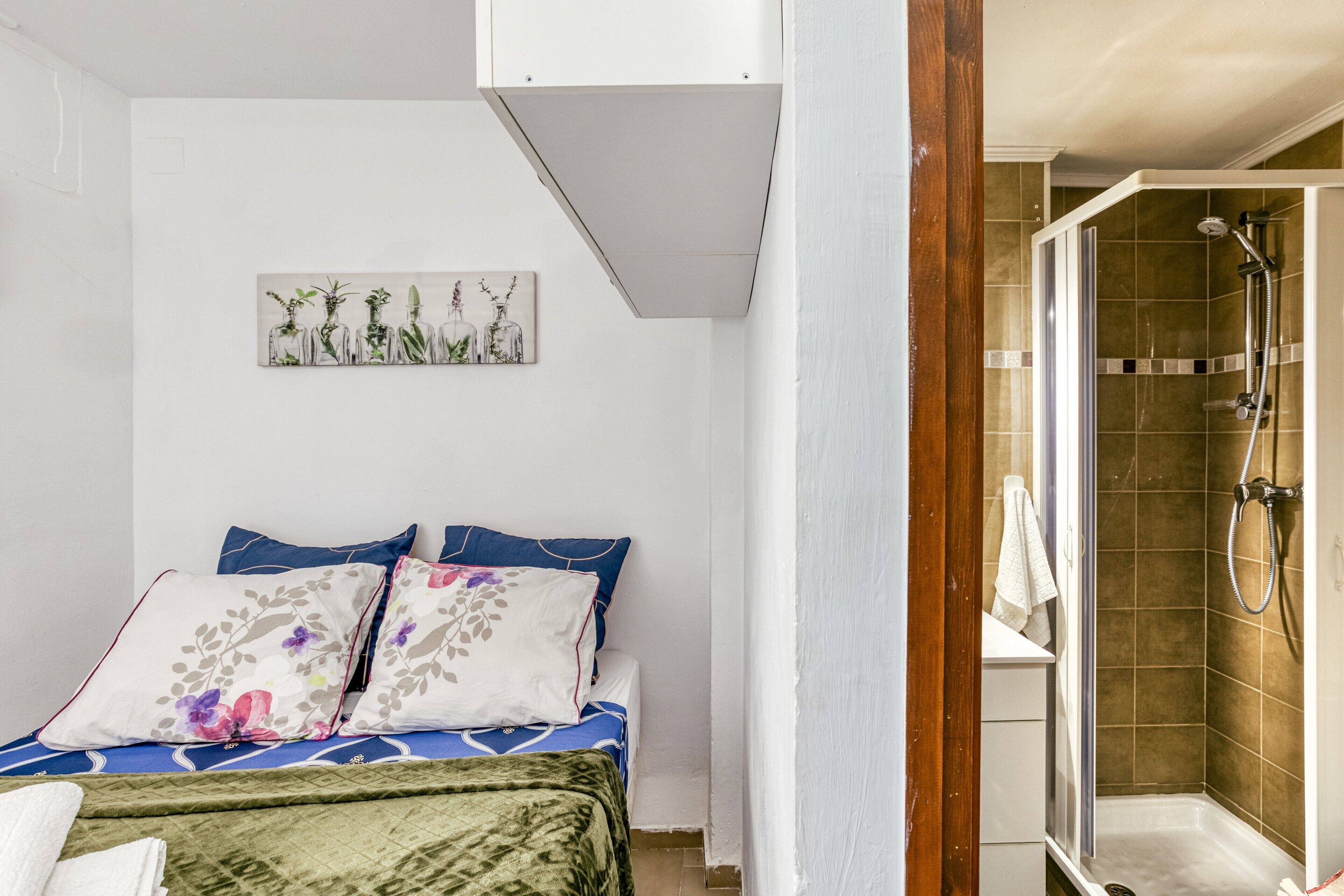 1 habitación, tabla de planchar con plancha, wifi gratis y ropa de cama 