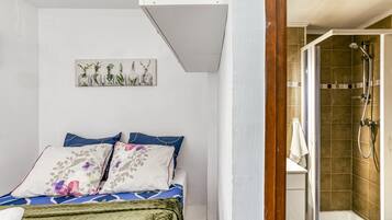 1 habitación, tabla de planchar con plancha, wifi gratis y ropa de cama