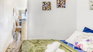 1 slaapkamer, een strijkplank/strijkijzer, gratis wifi, beddengoed