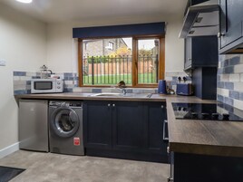 Refrigerador, tetera/pava eléctrica, tostadora, utensilios de cocina