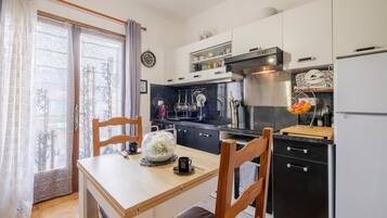 Kühlschrank, Mikrowelle, Ofen, Herdplatte