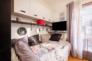 1 slaapkamer, een strijkplank/strijkijzer, gratis wifi, beddengoed