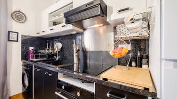 Kühlschrank, Mikrowelle, Ofen, Herdplatte