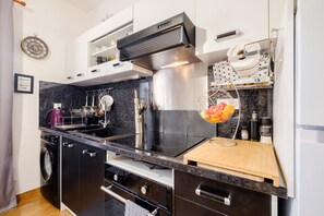 Refrigerador, microondas, horno, placa de cocina