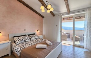 3 bedrooms, travel crib, free WiFi, bed sheets - Awesome home in Buzet (Buzet)