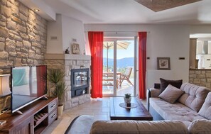 Fireplace, foosball, table tennis - Awesome home in Buzet (Buzet)