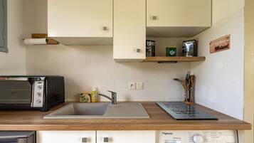 Fridge, oven, stovetop, coffee/tea maker