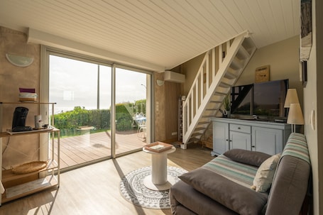 TV. La Grande Côte – Oceanfront Holiday Home with Stunning Views
