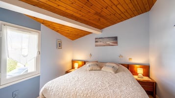 2 bedrooms, iron/ironing board, free WiFi