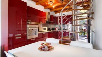 Frigorifero, microonde, forno, piano cottura