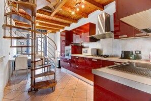 Een koelkast, een magnetron, een oven, een kookplaat