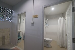 Regadera, jabón, shampoo, papel de baño 