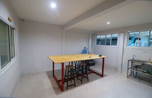 Mini-Kühlschrank, Mikrowelle, Toaster, Kochgeschirr/Geschirr/Besteck