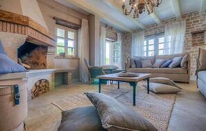 TV, caminetto, lettore DVD